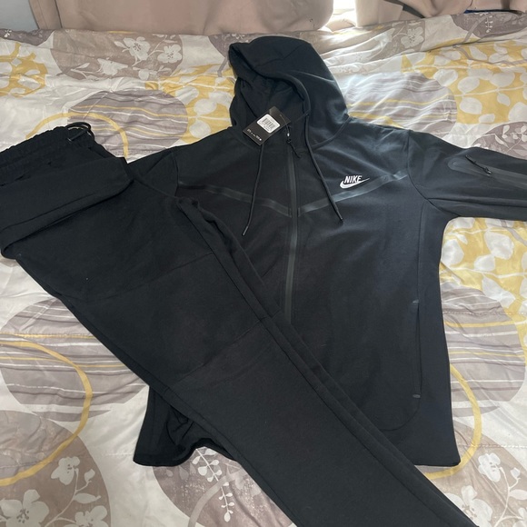 Nike tech suits tops and bottoms - Picture 3 of 4